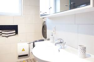 Salle de bain 1: Un douche, 1 baignoire, 1 lavabo.