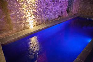 piscine privé chauffé dans une cour privative