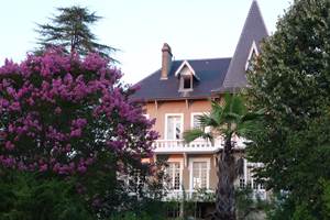 La Villa hortebise et ses Lagerstroemias en fleur