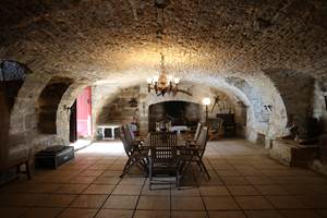 Ambiance médiévale dans la salle voûtée du Château de Saint-Chamarand : le cadre idéal pour vos Murder Parties et soirées immersives dans le Lot