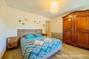 notre chambre avec son lit queen size crédit photo :Thibaut Schenkel