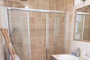 Salle de bains gîte Luberon Lub'heureux Moments intenses en Provence et douche italienne