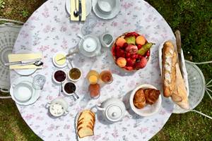 Petit déjeuner continental aux chambres d'hôtes la Rougeanne près de Carcassonne dans l'Aude