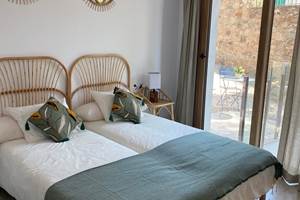 Étage : Chambre 2, 2 lits de 80cm que l'on peut rapprocher, accès direct à une petite terrasse directement sur le jardin.