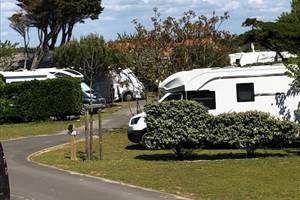 de grands emplacements pour camping-cars