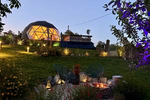 Brasero avec dôme et jardin illuminé
