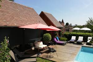 Vue sur la piscine et sa plage.