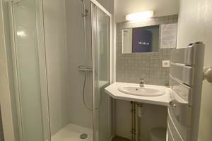 Chambre 2pers 21 salle de bain Maison du Randonneur AuxR_M_la_rando