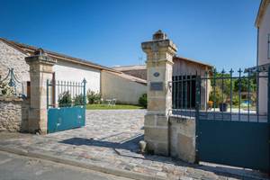 Maison de Jean, chambres d'hôtes de charme en Blaye Côtes de Bordeaux , Château Haut Bourcier avec parking privatif