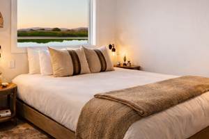 Chambre double confortable avec vue sur le canal en Camargue.