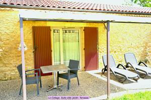 DOMAINE DU CHAMP DE L'HOSTE - chambres d'hôtes à Larzac 24170 - Dordogne - location suite côté jardin - location maison de vacances - terrasse -