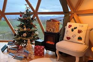 Sapin de noël dans une ambiance chaleureuse