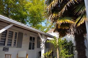 Dans un cadre verdoyant à deux pas de la Plage