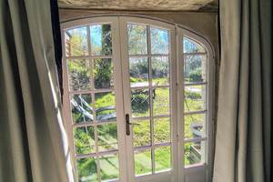 baie-vitree-chambre-verdoyante-vue-jardin-saisonnee-aveyron