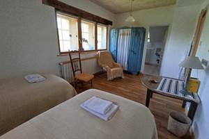 Chambre d'hôte Rivière version lit double vue salle d'eau/WC