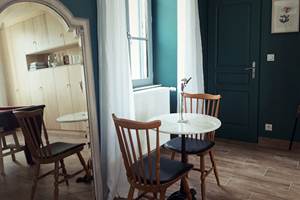 Maison-Chemin-Chambres-d-hotes-Amboise-table-marbre