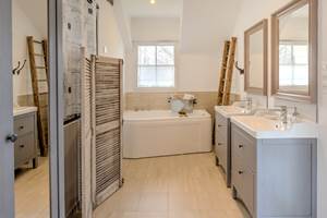 La salle de bain complète et balnéo du Four à Pain - Domaine des Cyclamens