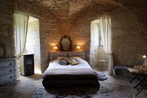 Chambre des Templiers : Nuit de charme au Château de Saint-Chamarand : chambre d'hôtes romantique dans le cadre historique du Lot.