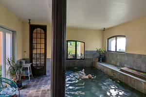 piscine intérieure spa , nage à contre courant, eau salée, chauffée toute l'année, sauna