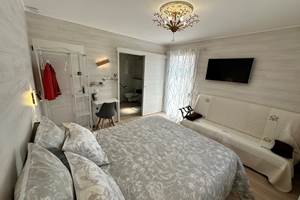 chambre-raphael-lit-queen-size160x200_canapé-2-places_spacieuse_calme_lumineuse-salle-de-bains-privative_mas-des-anges_soussans-margaux_pmr-famille