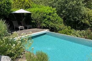 Piscine extérieure à débordement