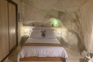chambre-lit-queen-size-gite-couple-jacuzzi-chinon