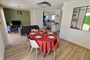 salon-convivial-gite-unik-vacances-famille-nature-creuse