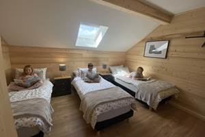 Chambre avec trois lits simple