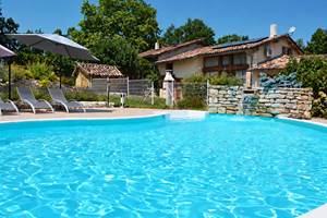 Piscine, cascade et transats gris