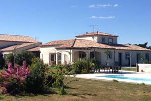 vue de la grande piscine extérieure mas de l'étoile Occitanie
