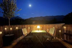 Repas sur la terrasse face aux Pyrénées