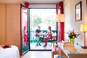 La terrasse et le salon de jardin