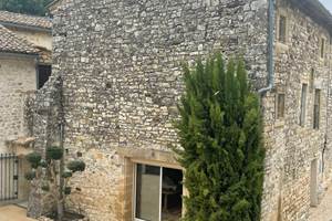 VUE DE LA MAISON D'INVITÉS DEPUIS LA TERRASSE INTERIEURE