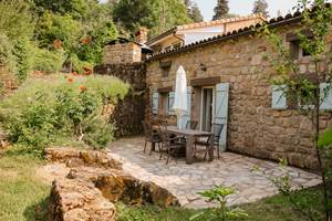 Terrasse avec table et chaises
