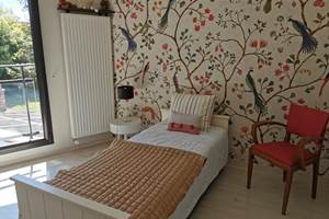 Chambre avec deux lits jumeaux dans une villa, vallée de la Dordogne