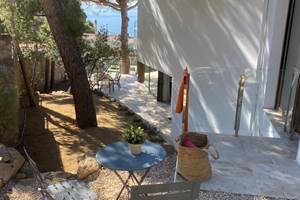 Jardin Haut, la jolie petite terrasse avec vue mer de la chambre 2.