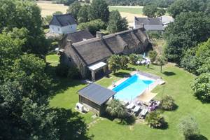 Vue sur Gite de la Chaumière et piscine