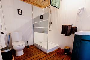 Salle de bain et toilettes privatives