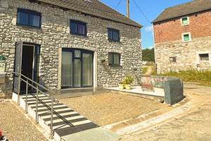 Le terrain à droite du bâtiment nous appartient. Possibilité de parquer 4 véhicules