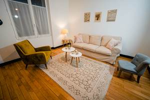 Salon spacieux avec canapé et fauteuils