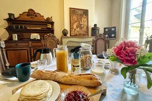 LA MAISON VOYAGE - Petit déjeuner continental dans la salle à manger