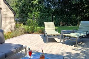 terrasse arriere, salon lounge et lits de soleil au gîte