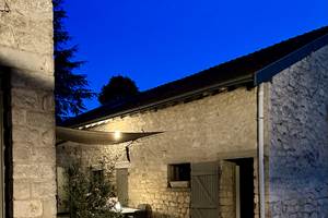 COUR INTERIEURE DES GITES EN SOIREE