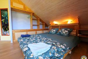 Lit king size à l'étage