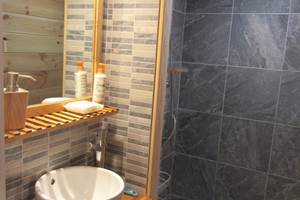chalet cocooning avec coin repas, salle de bain et toilettes