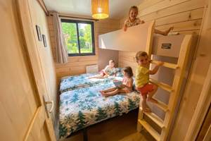 Chambre avec deux lits simple et un lit à étage