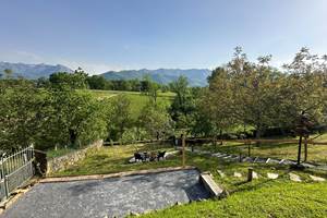 Une partie de pétanque avec une vue imprenable sur les Pyrénées