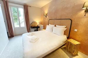 La Maison Voyage 41 -  vue lit et bureau - Chambre Jardin