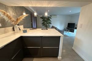 Cuisine ouverte sur le séjour, idéale pour des vacances conviviales