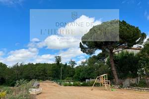 Terrasse des gîtes avecpiscine et jeux pour enfants (sous surveillance)